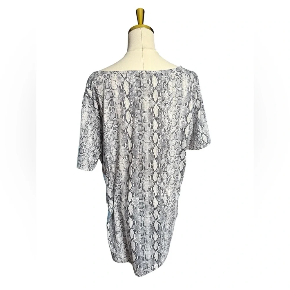 Women’s Snake-Print Short Sleeve Top - Gray and White Size 3X XXXL
